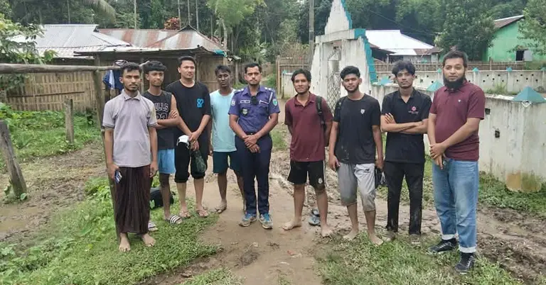 উদ্ধার হওয়া পর্যটকরা